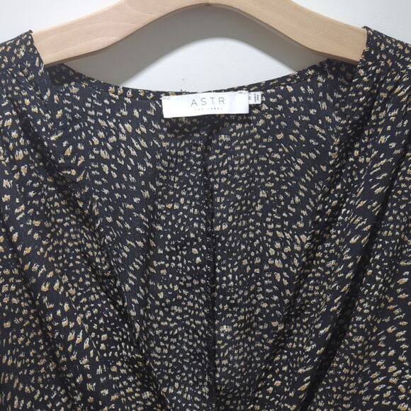 ASTR The Label Blouse Bodysuit Women's M Dressy Crossover Speckled Animal Print - Picture 2 of 8